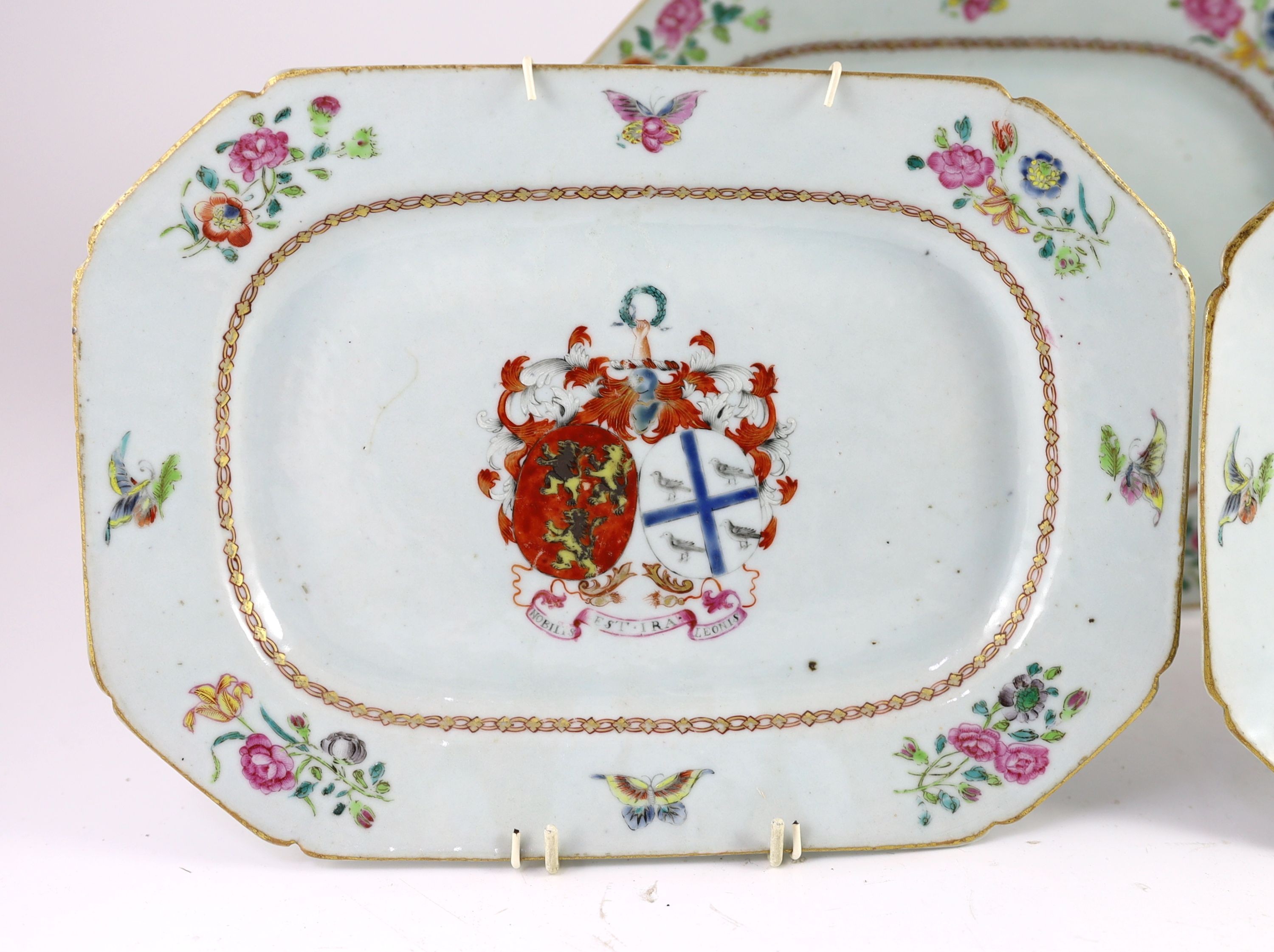 A set of five Chinese Armorial meat plates, circa 1755, with painted central Ross Family Coat of Arms, with motto - 'Nobilis Est Ira Leonis' 26 cm – 33 cm, some cracks